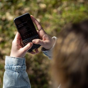 Die Tastatur, wie sie richtig mit beiden Daumen bedient wird